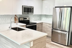 Refrigerador, microondas, horno, placa de cocina