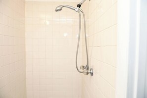 Hårtork, handdukar, tvål och schampo