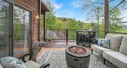 Lux 3Br Mtn Home with Incredible View of Falls and designer furnishings