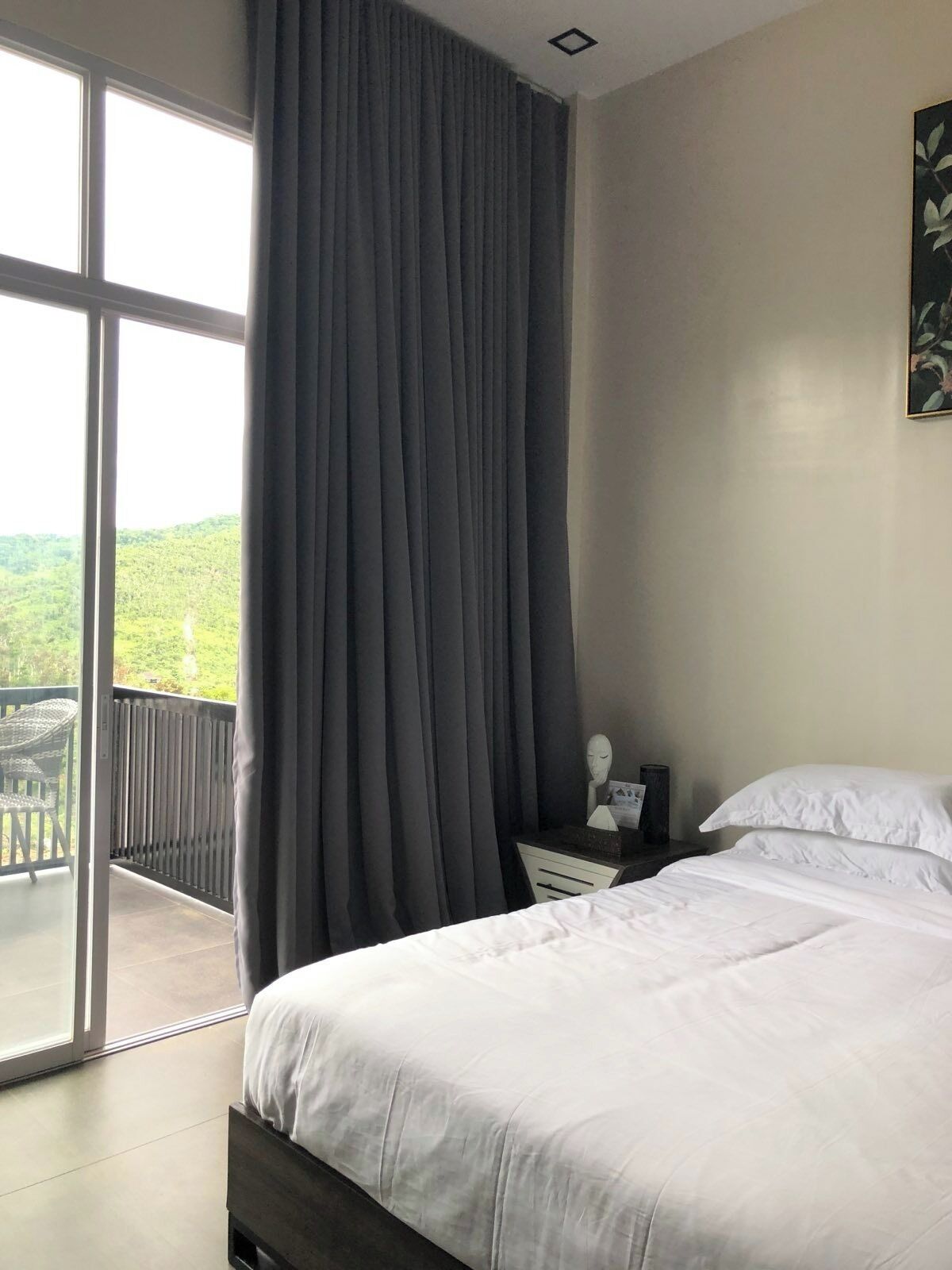 Hypo-allergenic bedding, in-room safe, blackout drapes, free WiFi