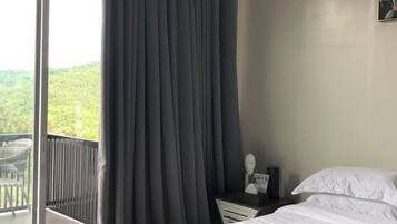 Hypo-allergenic bedding, in-room safe, blackout drapes, free WiFi