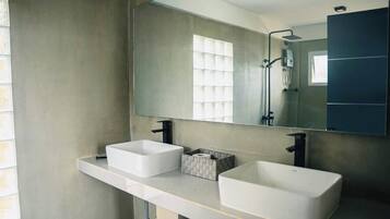 Shower, rainfall showerhead, free toiletries, hair dryer