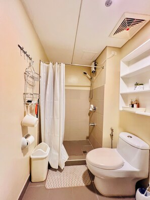 Douche, articles de toilette gratuits, sèche-cheveux, bidet