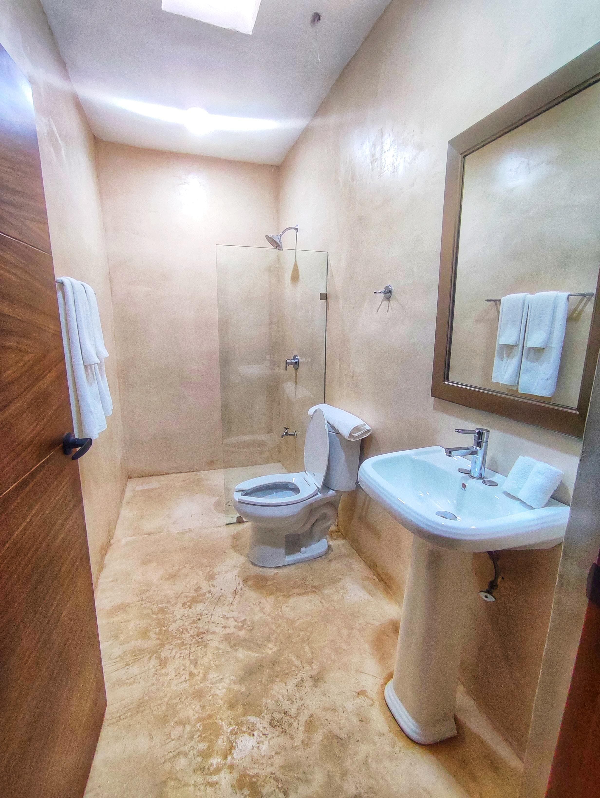 Serviettes fournies, savon, shampoing, papier toilette