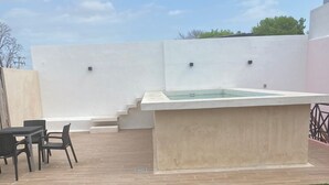 A rooftop patio with a small pool, outdoor seating, and a grassy area. - Apartamentos Casa Esquina (Mérida)