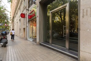 Exterior detail - Hip Galvany 3BR w/ Doorman, Balcony & Park Views, by Blueground (Barcelona)