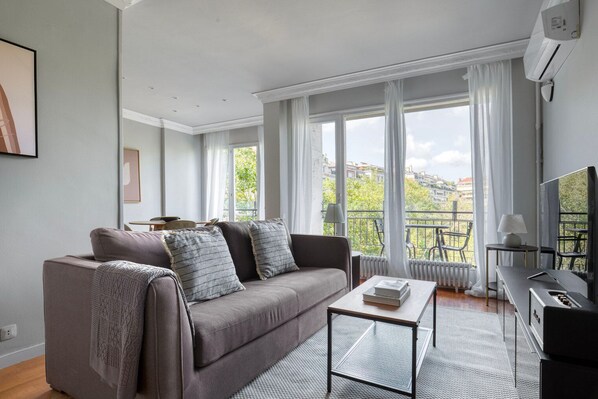 TV, stereo - Hip Galvany 3BR w/ Doorman, Balcony & Park Views, by Blueground (Barcelona)