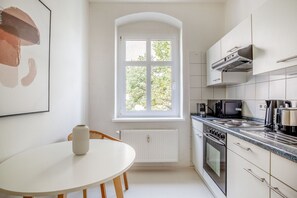 Kylskåp, mikrovågsugn, ugn och diskmaskin