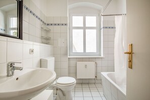 Een haardroger, handdoeken
