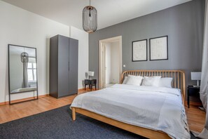 Tabla de planchar con plancha, wifi y ropa de cama 
