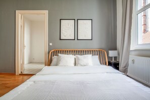Tabla de planchar con plancha, wifi y ropa de cama 