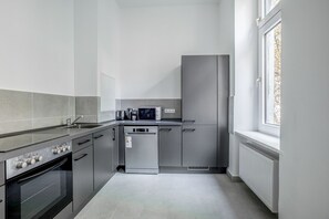 Kylskåp, mikrovågsugn, ugn och diskmaskin