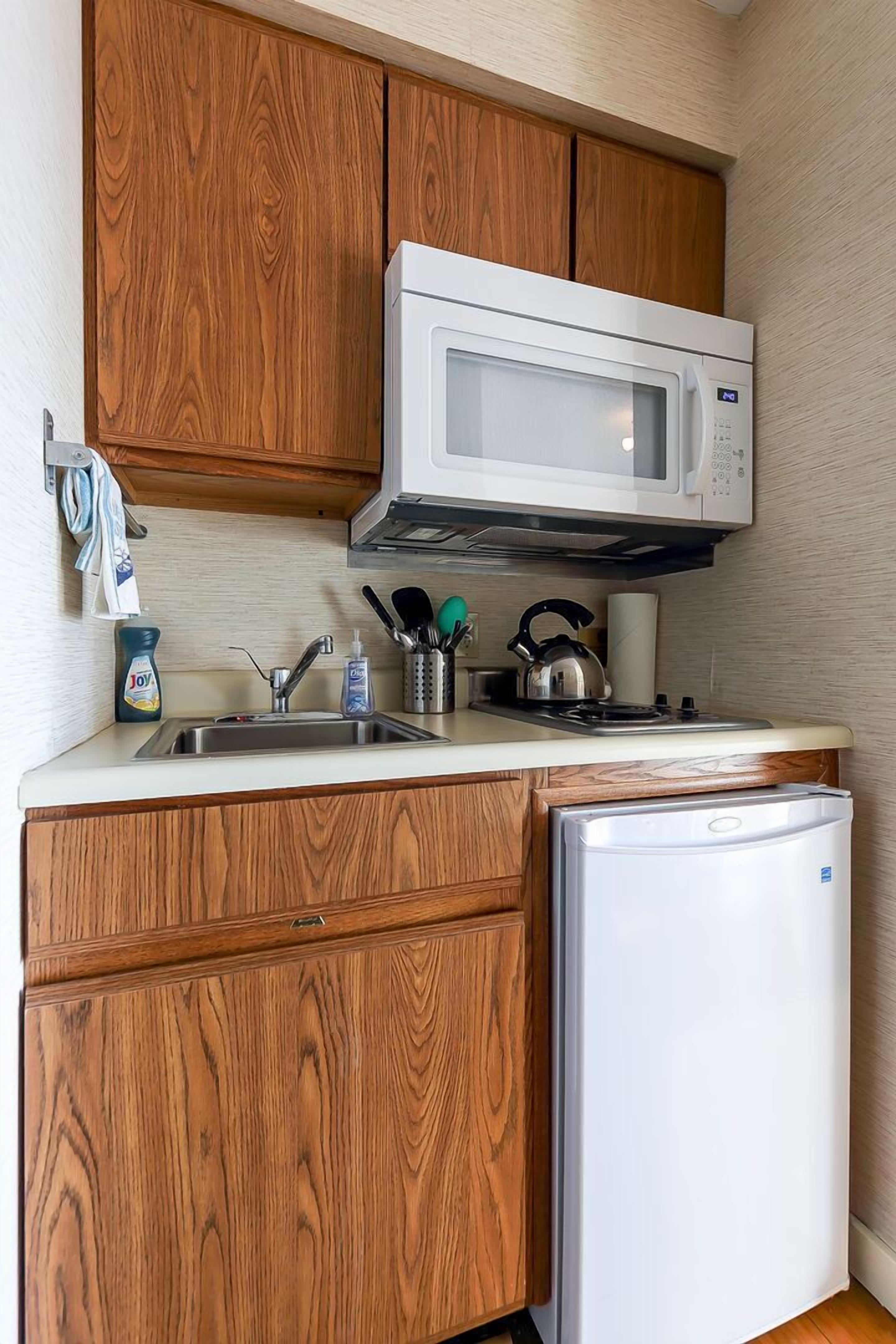 Fridge, oven, cookware/dishes/utensils