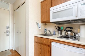 Apartamento | Cocina privada | Frigorífico, horno y utensilios de cocina