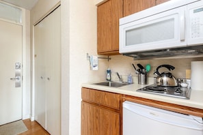 Condo | Cocina privada | Refrigerador, horno y utensilios de cocina