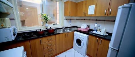 Een koelkast, een microgolfoven, een oven, een kookplaat