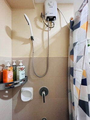 Douche, sèche-cheveux, bidet, serviettes fournies