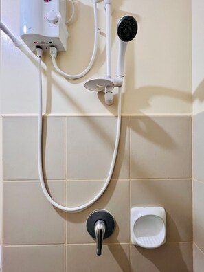 تجهيزات دش، مجففات شعر، مراحيض شطف، مناشف