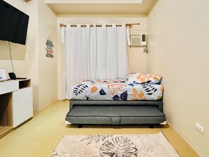 1 bedroom, WiFi, bed sheets - O Simple and Comfortable (Iloilo City)