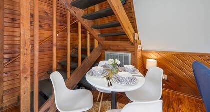 Black Oak TRL family Cabin for 6 (4 min.to BlackOak Ampith)Trees views & privacy