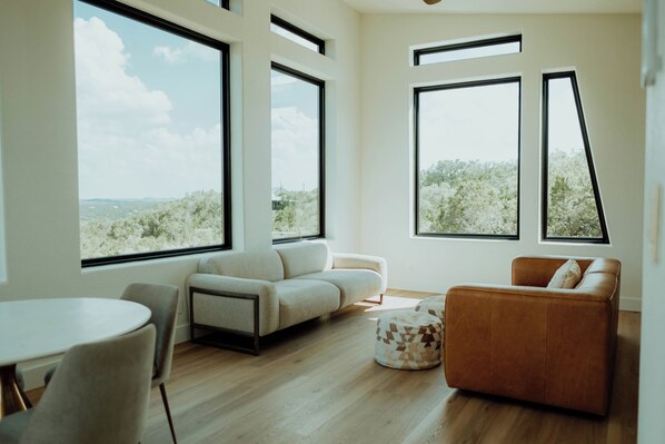 Smart TV - Overlook Tower - Views, Hot Tub, RV/Tesla Hookup & Plenty of Parking! (Canyon Lake)