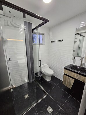 Camera Standard | Bagno | Doccia, soffione a pioggia, asciugacapelli, asciugamani