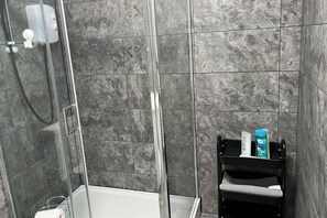 Shower, hair dryer, towels - 2-Bed Apartment Sleeps 5 - Free Parking - Balcony (Manchester)