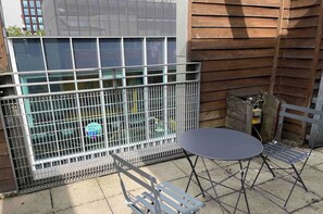 Outdoor dining - 2-Bed Apartment Sleeps 5 - Free Parking - Balcony (Manchester)