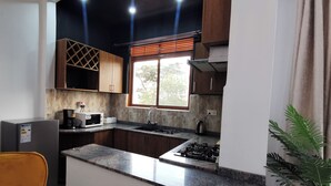Una cocina moderna con estufa integrada, un lavamanos y armarios de madera.