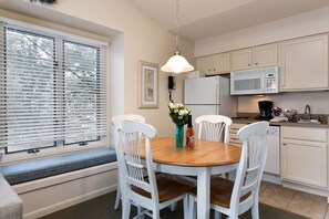 Interior - The Shores Beach Access Condo Unit 5719 (Williamsburg)