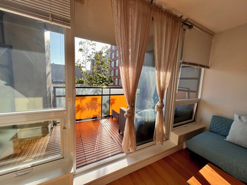 One Bed Apartment in Downtown Vancouver: Modern Comfort Meets City Vibes!