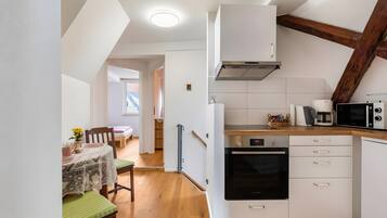 Frigorifero, microonde, forno, piano cottura