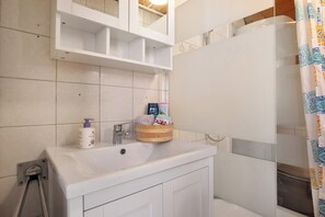 Shower, hair dryer, towels - Apartment 'Ferienwohnung Sila 1' with Shared Terrace and Wi-Fi (Weinstadt)