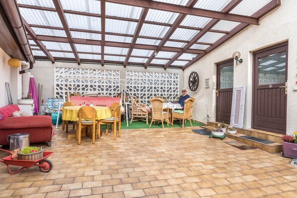 Outdoor dining - Apartment 'Ferienwohnung Sila 1' with Shared Terrace and Wi-Fi (Weinstadt)