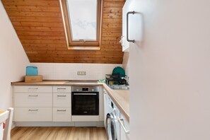 Fridge, microwave, oven, stovetop - Apartment 'Ferienwohnung Sila 1' with Shared Terrace and Wi-Fi (Weinstadt)