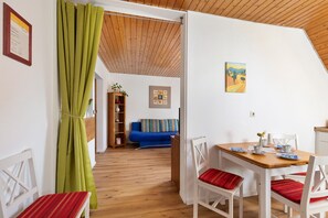 Interior - Apartment 'Ferienwohnung Sila 1' with Shared Terrace and Wi-Fi (Weinstadt)