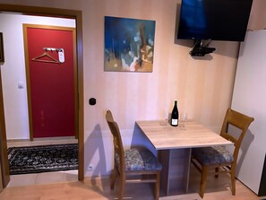 Dining - Business Apartment "Renate" with Shared Terraces, Shared Garden & Wi-Fi (Oberasbach)