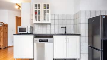 Frigorífico, microondas, horno y placa de cocina