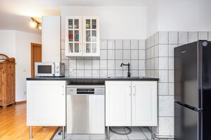 Kylskåp, mikrovågsugn, ugn och spishäll