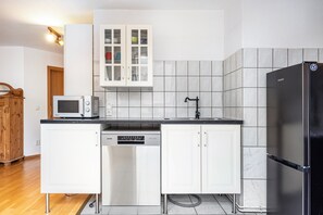 Fridge, microwave, oven, stovetop - Fitter’s/holiday apartment in central Bad Bodenteich, 3 bedrooms, terrace, parking (Bad Bodenteich)