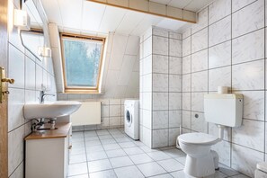 Bathtub, towels - Fitter’s/holiday apartment in central Bad Bodenteich, 3 bedrooms, terrace, parking (Bad Bodenteich)