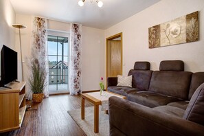 Télévision, lecteur de DVD, table de tennis de table