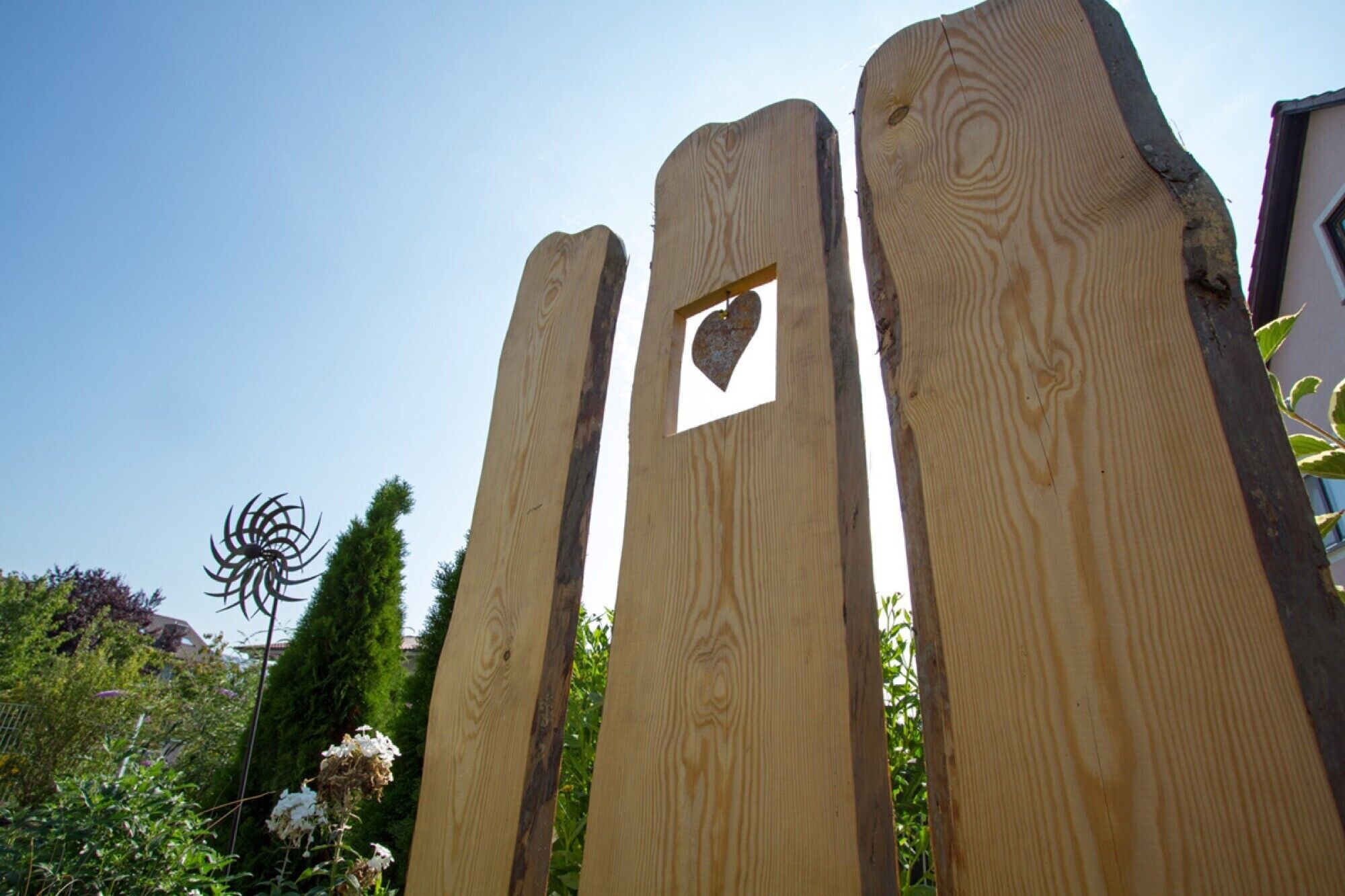 Una valla de madera con un recorte en forma de corazón.