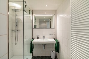 Badewanne, Haartrockner, Handtücher