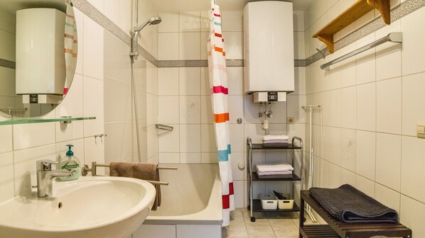 Baignoire, sèche-cheveux, serviettes fournies