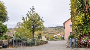 Property grounds - Holiday Apartment "Ipser" with Balcony & Wi-Fi (Vogtsburg)