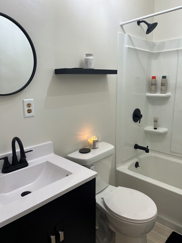 Sèche-cheveux, serviettes fournies, savon, papier toilette