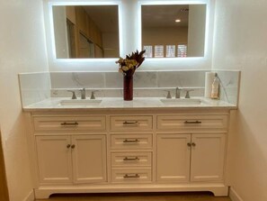 Toallas, jabón, papel de baño 