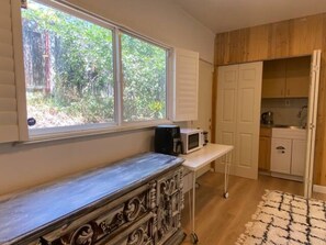 Refrigerador, microondas y utensilios de cocina 