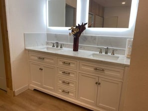 Toallas, jabón, papel de baño 